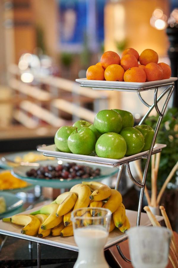 Regent Warsaw Hotel Exterior photo Fruit at a buffet