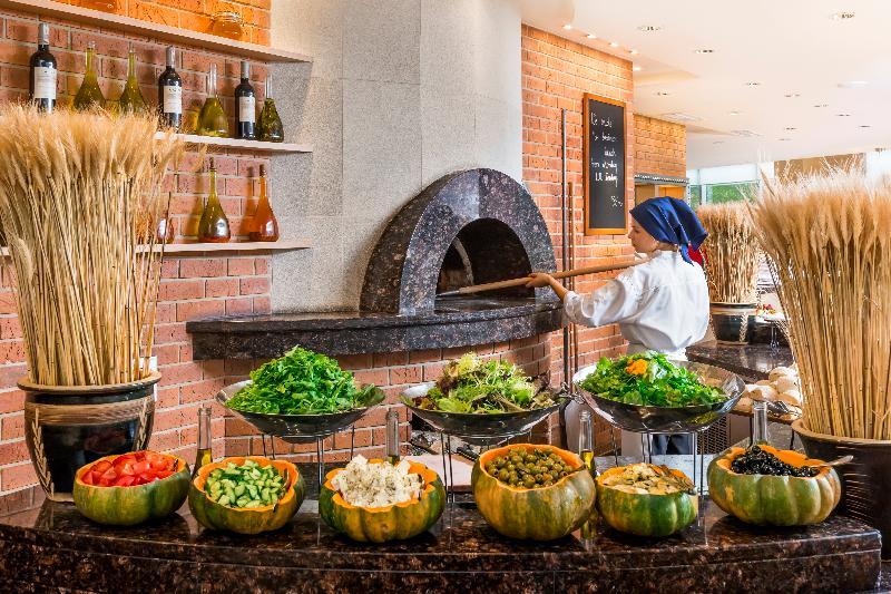 Regent Warsaw Hotel Exterior photo A wood-fired oven in a restaurant