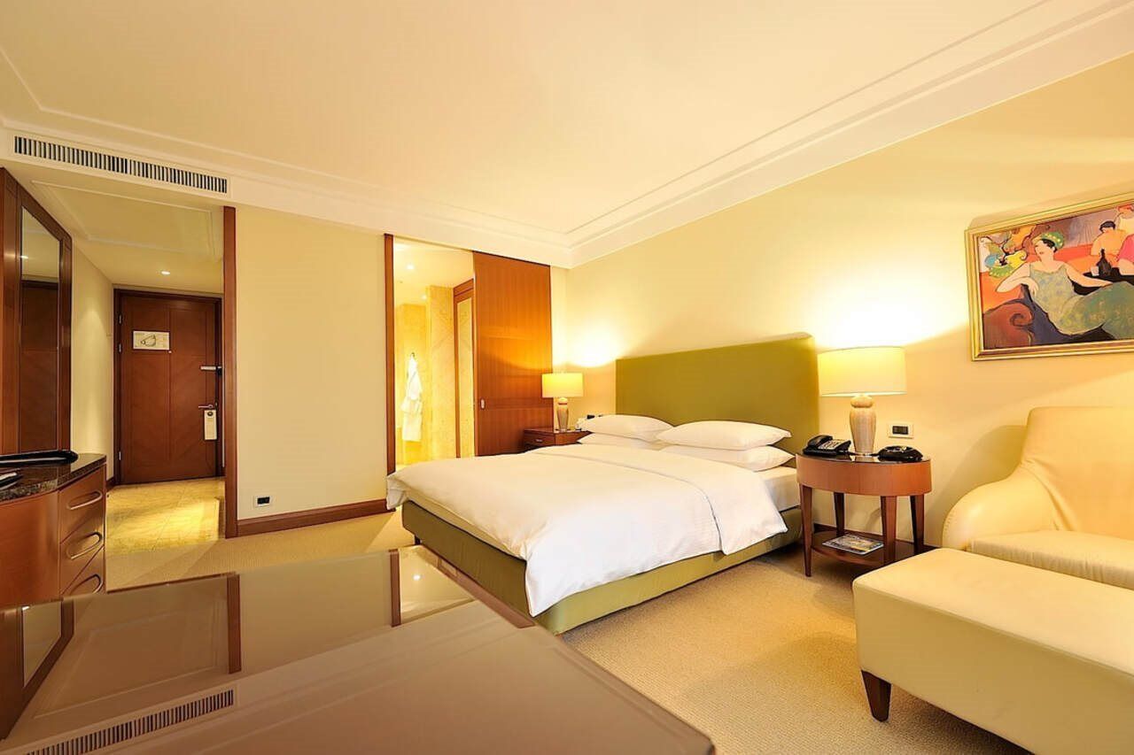 Regent Warsaw Hotel Exterior photo A room at the hotel