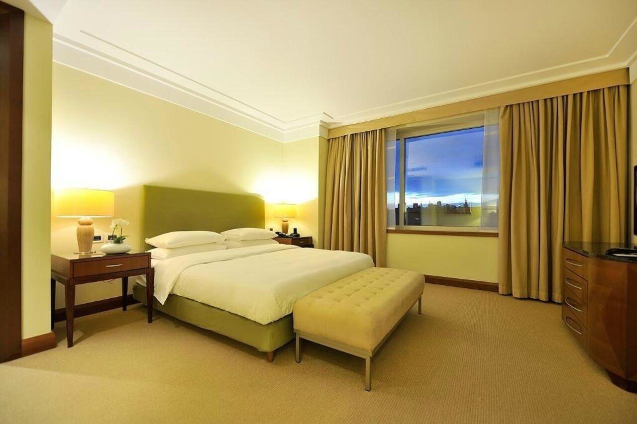 Regent Warsaw Hotel Exterior photo A bedroom at the hotel
